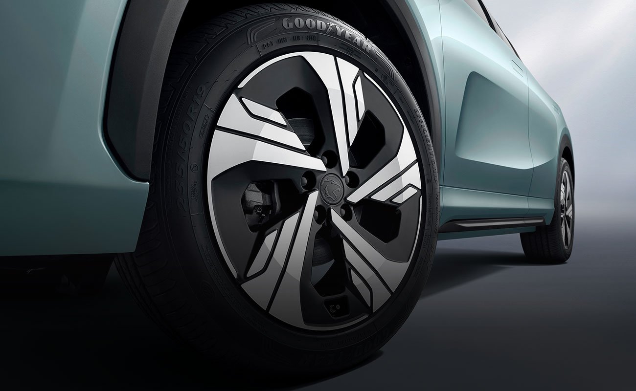 18-inch Aerodynamic Alloy Wheels